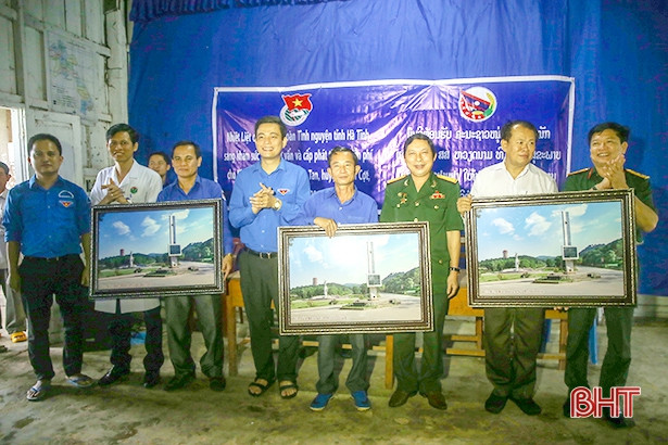 Đoàn tình nguyện Hà Tĩnh khám, cấp thuốc cho 500 người dân bản Phôn Tan