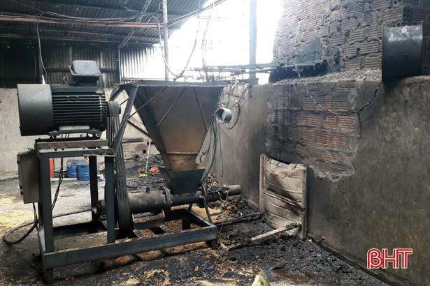 Cháy nhà xưởng sản xuất củi trấu lúc sáng sớm