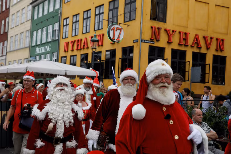 Ông già Noel khắp thế giới rủ nhau đi nghỉ mát