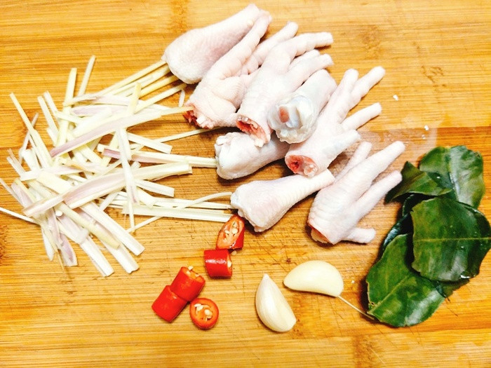 Tối nay ăn gì: Chân gà xào mắm sả