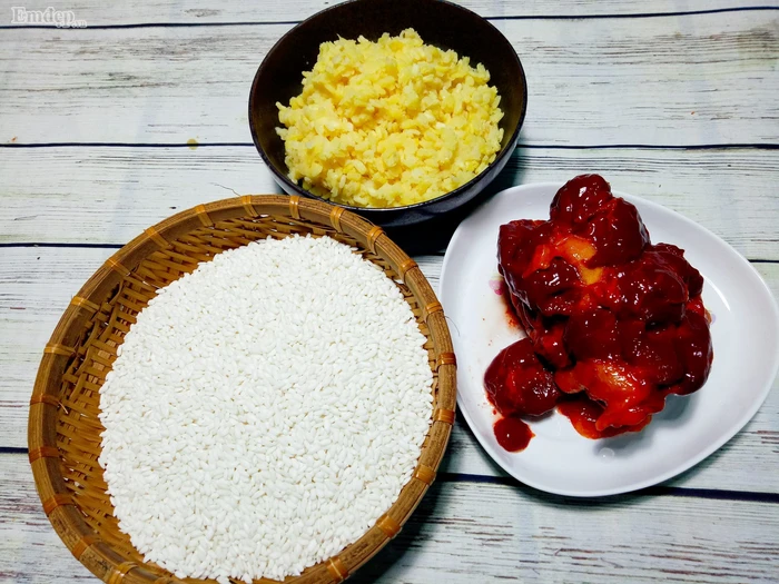 Xôi gấc đậu xanh thơm ngon cho bữa sáng tràn đầy năng lượng