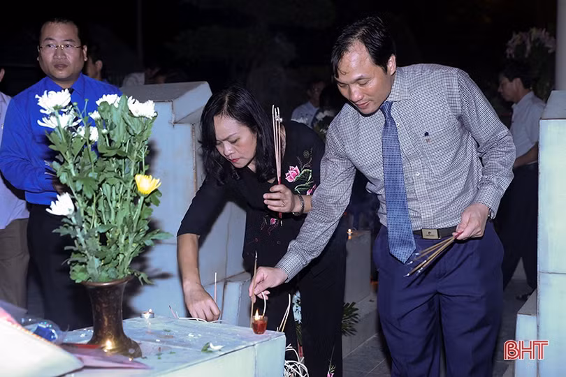 Tuổi trẻ Hà Tĩnh thắp nến tri ân các anh hùng liệt sỹ tại Ngã ba Đồng Lộc