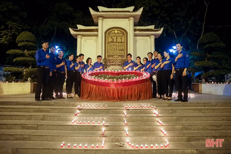 Tuổi trẻ Hà Tĩnh thắp nến tri ân các anh hùng liệt sỹ tại Ngã ba Đồng Lộc