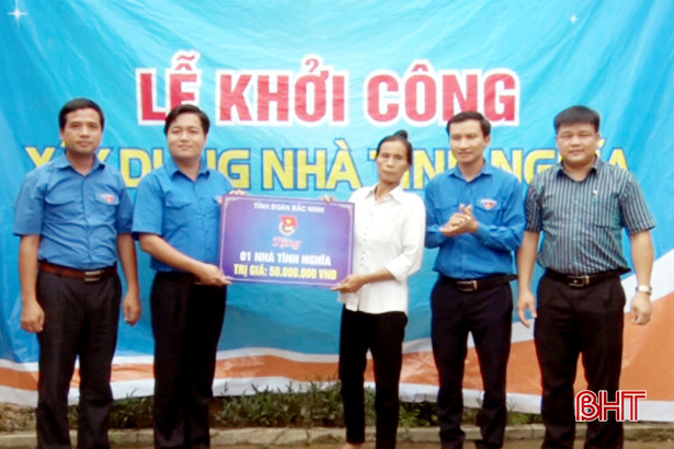 Hương Khê tiếp nhận nhiều món quà ý nghĩa từ tuổi trẻ cả nước