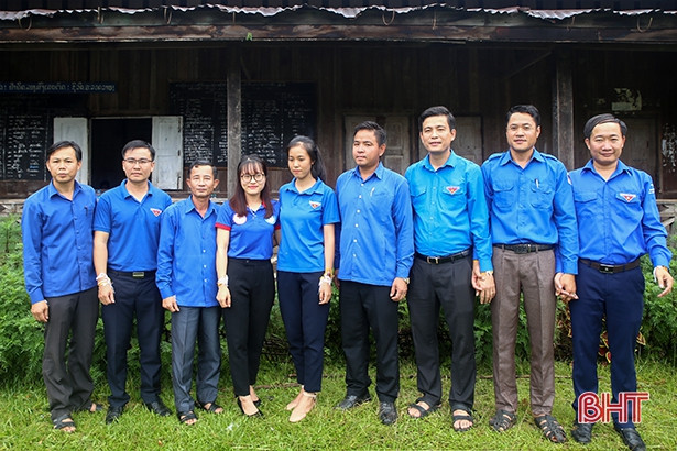 Đoàn tình nguyện Hà Tĩnh khám, cấp thuốc cho 500 người dân bản Phôn Tan