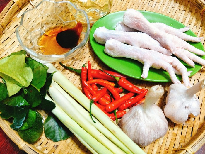 Tối nay ăn gì: Chân gà xào mắm sả