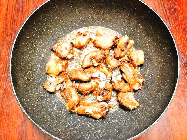 Chỉ 15 phút có ngay sườn chiên mắm nóng hổi