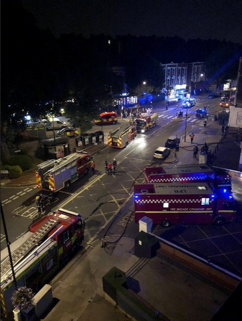 Cháy chung cư 5 tầng ở Anh, 100 lính cứu hỏa được điều động