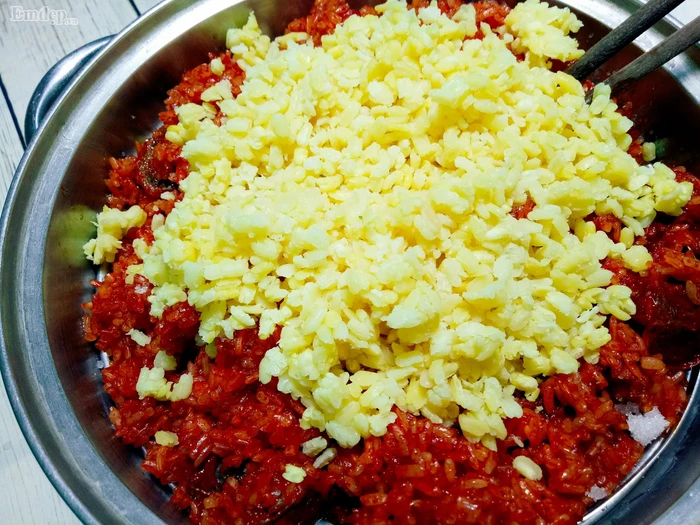 Xôi gấc đậu xanh thơm ngon cho bữa sáng tràn đầy năng lượng