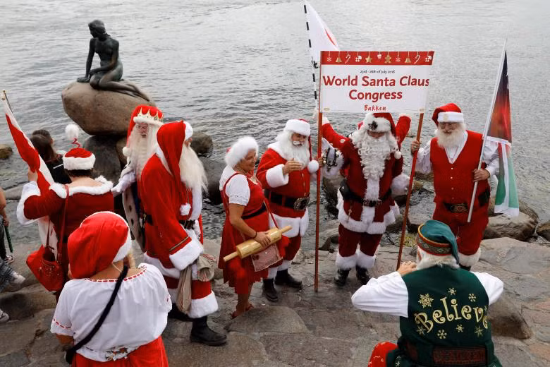 Ông già Noel khắp thế giới rủ nhau đi nghỉ mát