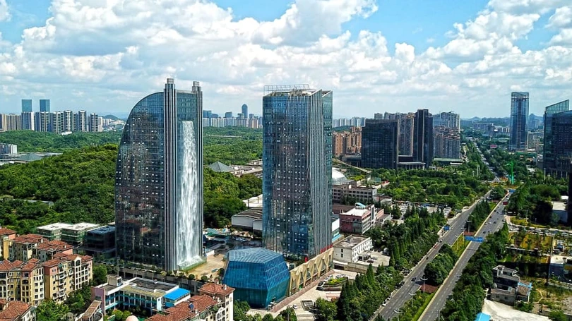 Thác nước cao 108m đổ xuống từ tòa nhà chọc trời Trung Quốc