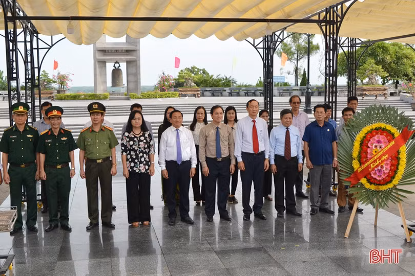 Bí thư Tỉnh ủy dâng hương tại Nghĩa trang Trường Sơn, Đường 9