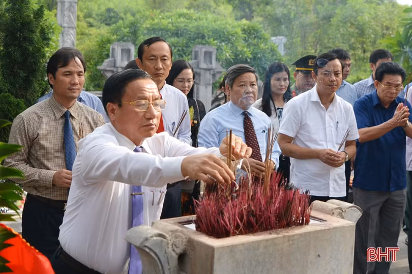 Bí thư Tỉnh ủy dâng hương tại Nghĩa trang Trường Sơn, Đường 9