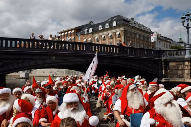 Ông già Noel khắp thế giới rủ nhau đi nghỉ mát