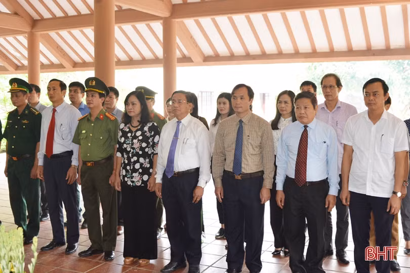 Bí thư Tỉnh ủy dâng hương tại Nghĩa trang Trường Sơn, Đường 9