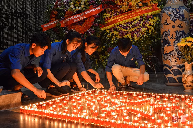 Tuổi trẻ Hà Tĩnh thắp nến tri ân các anh hùng liệt sỹ tại Ngã ba Đồng Lộc