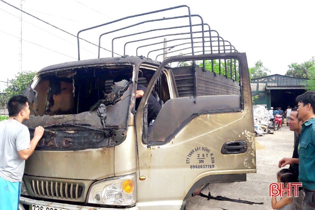 Cháy nhà xưởng sản xuất củi trấu lúc sáng sớm