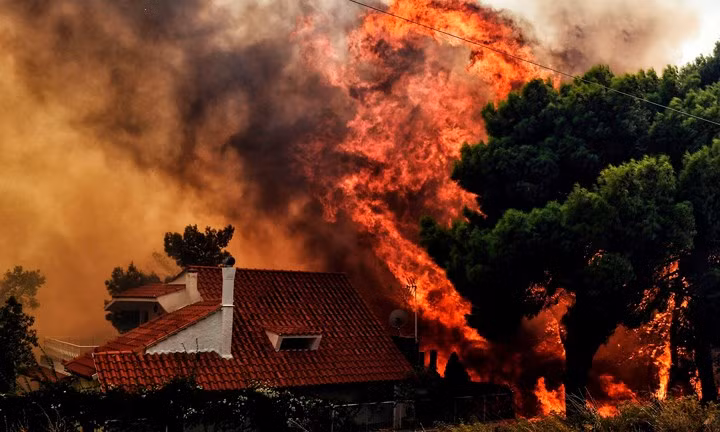 Cháy rừng ở Hy Lạp nhấn chìm mọi thứ trong biển lửa