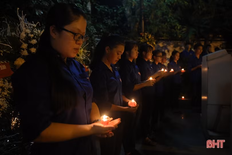Tuổi trẻ Hà Tĩnh thắp nến tri ân các anh hùng liệt sỹ tại Ngã ba Đồng Lộc