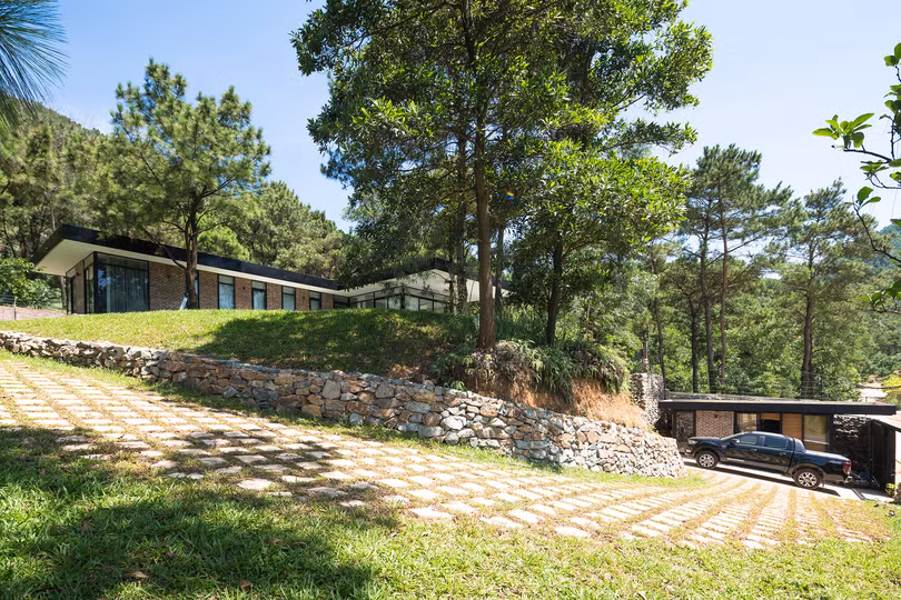 Ngôi nhà nằm trên đồi thông ở Việt Nam lên tạp chí Mỹ