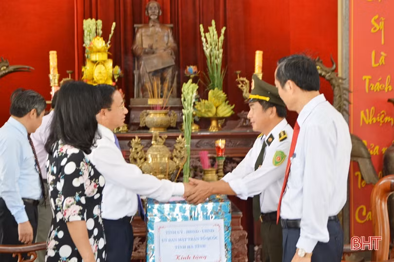 Bí thư Tỉnh ủy dâng hương tại Nghĩa trang Trường Sơn, Đường 9