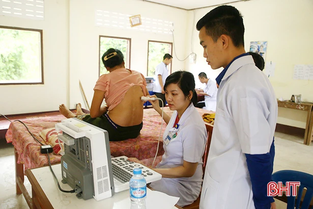 Đoàn tình nguyện Hà Tĩnh khám, cấp thuốc cho 500 người dân bản Phôn Tan