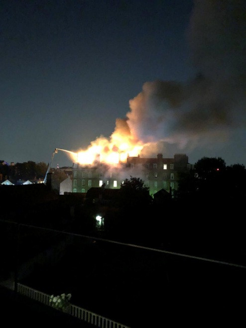 Cháy chung cư 5 tầng ở Anh, 100 lính cứu hỏa được điều động