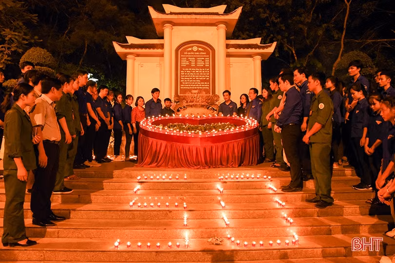 Tuổi trẻ Hà Tĩnh thắp nến tri ân các anh hùng liệt sỹ tại Ngã ba Đồng Lộc