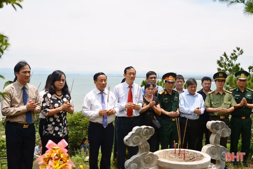 Bí thư Tỉnh ủy dâng hương tại Nghĩa trang Trường Sơn, Đường 9