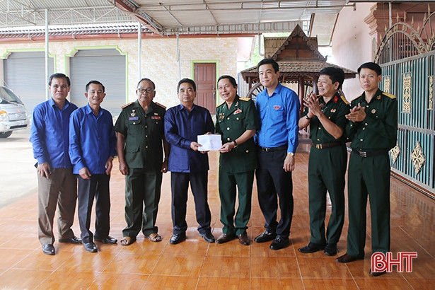 Tuổi trẻ Hà Tĩnh trao tặng 200 gốc cam, bưởi giống cho thanh niên tỉnh Bôlykhămxay