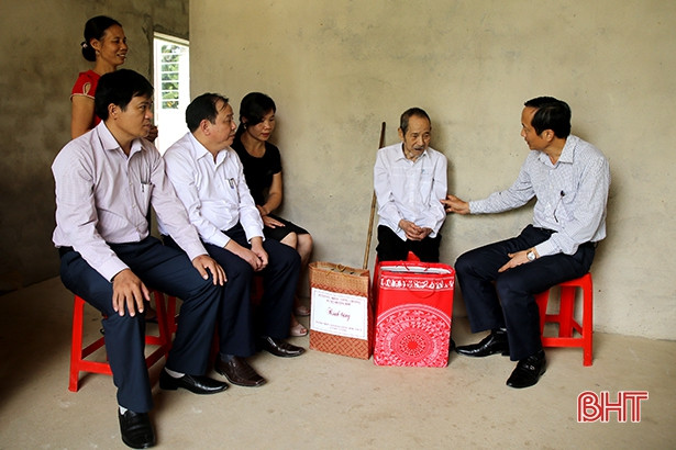 Phó Chủ tịch UBND tỉnh tặng quà gia đình người có công ở Hương Khê