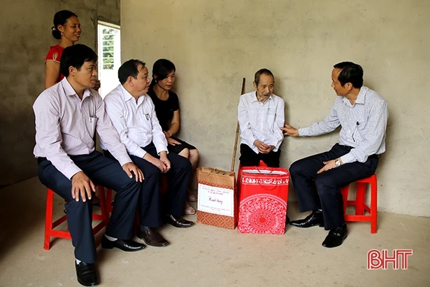 Phó Chủ tịch UBND tỉnh tặng quà gia đình người có công ở Hương Khê