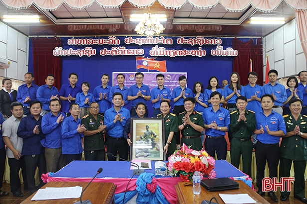 Tuổi trẻ Hà Tĩnh trao tặng 200 gốc cam, bưởi giống cho thanh niên tỉnh Bôlykhămxay