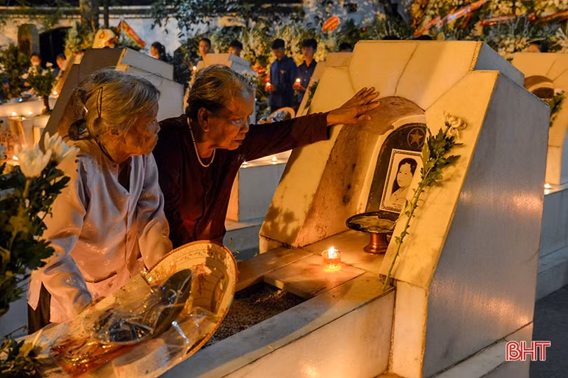 Tuổi trẻ Hà Tĩnh thắp nến tri ân các anh hùng liệt sỹ tại Ngã ba Đồng Lộc