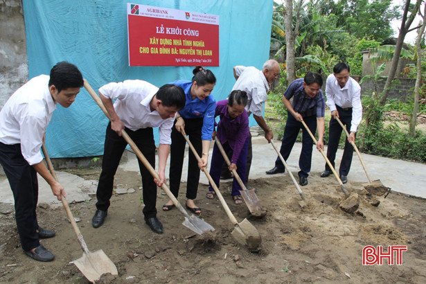 Khởi công xây dựng nhà tình nghĩa cho hộ nghèo ở thị trấn Xuân An