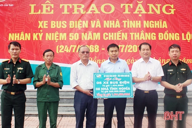 Viettel tặng 5 xe bus điện trị giá 1,4 tỷ cho BQL Khu du tích Ngã ba Đồng Lộc