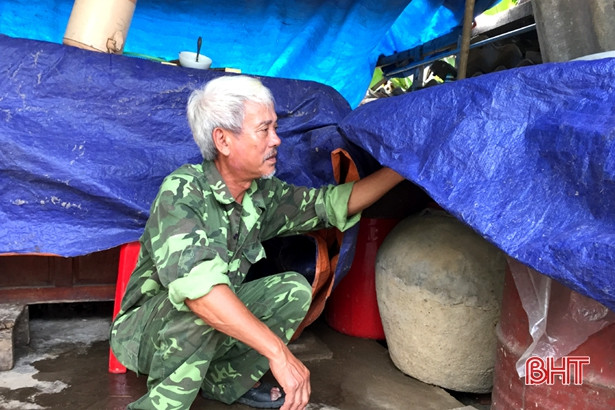 Lốc cuốn sập nhà, vợ chồng bệnh binh sống tạm bợ trong bếp