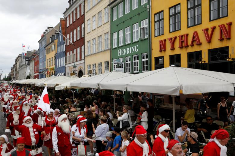 Ông già Noel khắp thế giới rủ nhau đi nghỉ mát