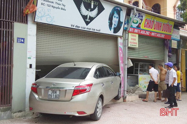 Mất lái do va chạm taxi, xe Vios đâm sập shop thời trang