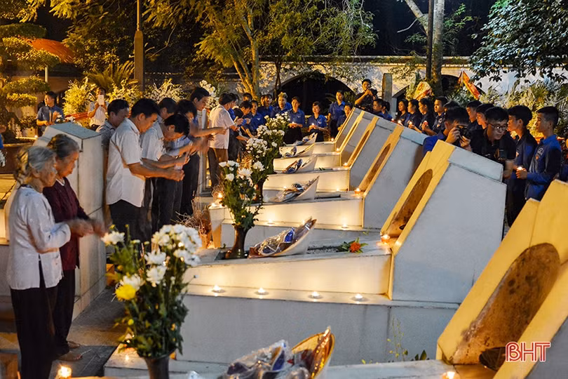 Tuổi trẻ Hà Tĩnh thắp nến tri ân các anh hùng liệt sỹ tại Ngã ba Đồng Lộc