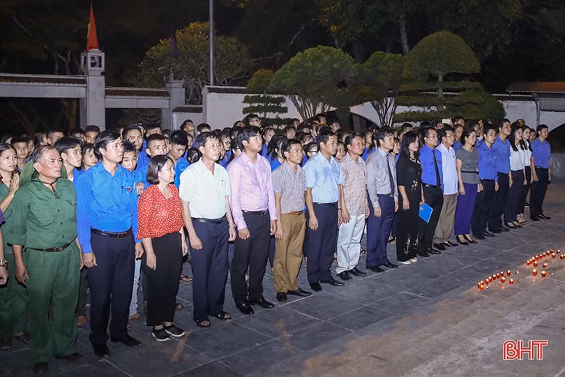Tuổi trẻ Hà Tĩnh thắp nến tri ân các anh hùng liệt sỹ tại Ngã ba Đồng Lộc