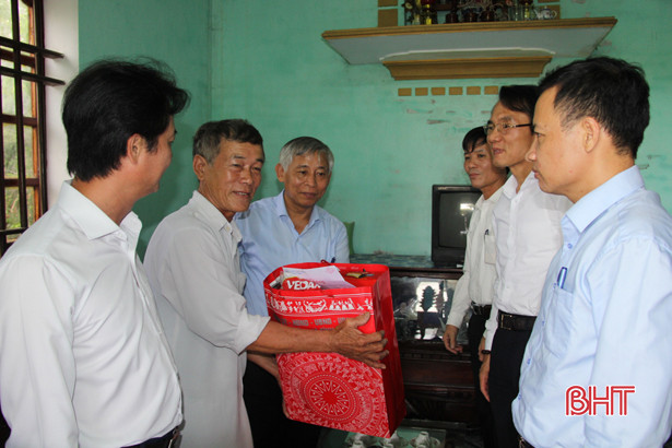 Lãnh đạo tỉnh thăm hỏi, tặng quà gia đình chính sách tại các địa phương