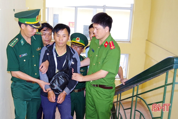 Vận chuyển 1 bánh heroin và 30 viên hồng phiến với giá 10 triệu đồng