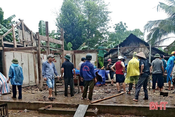 Lốc cuốn sập nhà, vợ chồng bệnh binh sống tạm bợ trong bếp