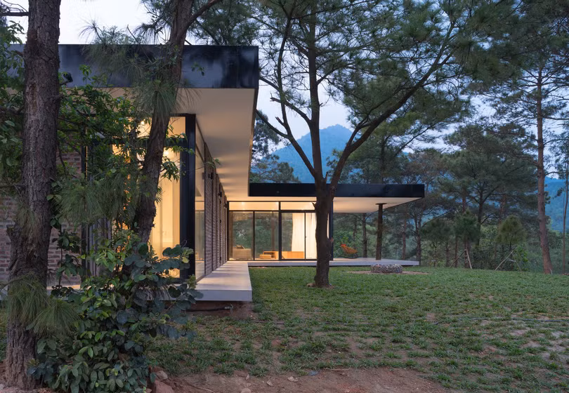 Ngôi nhà nằm trên đồi thông ở Việt Nam lên tạp chí Mỹ