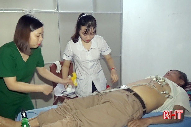 Khám bệnh miễn phí cho các gia đình chính sách ở Hương Sơn