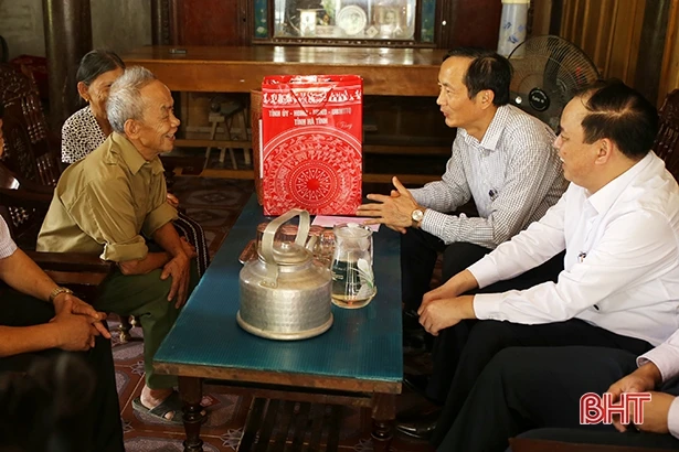 Phó Chủ tịch UBND tỉnh tặng quà gia đình người có công ở Hương Khê