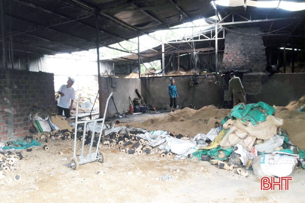 Cháy nhà xưởng sản xuất củi trấu lúc sáng sớm