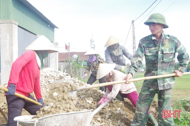 Trường Quân sự Hà Tĩnh giúp dân Mai Phụ xây dựng nông thôn mới