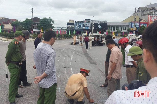 Va chạm với xe đầu kéo, người đi xe máy chết tại chỗ